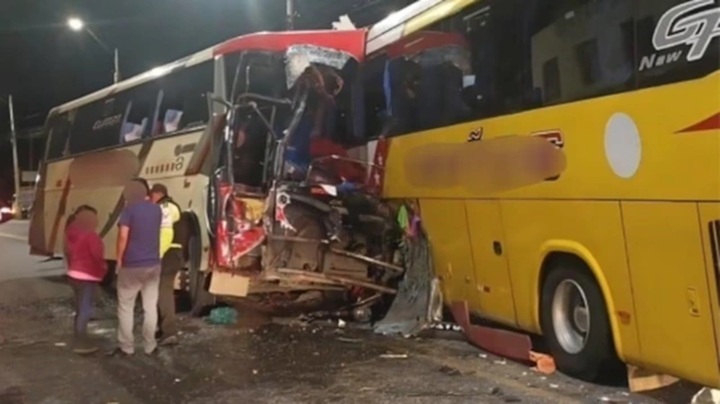 Hiện trường thương tâm 2 xe buýt va chạm, 5 người thiệt mạng, 21 người bị thương