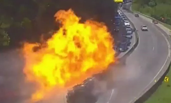 Xe bồn chở ethanol lật trên cao tốc, lửa bùng lên kinh hoàng, thiêu rụi hàng loạt ô tô
