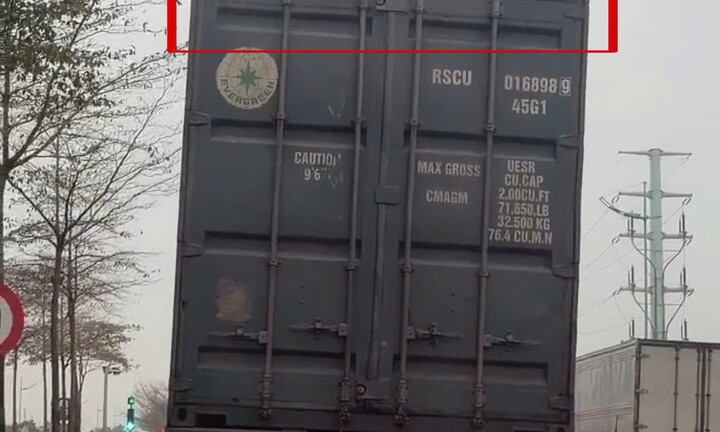 Hà Nội: Xử phạt tài xế xe container “cắt nóc” chở hàng quá tải