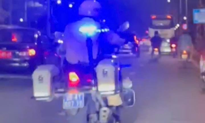 Hà Nội: CSGT mở đường đưa cháu bé đi cấp cứu trong giờ cao điểm