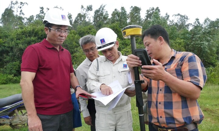 Cắm mốc bàn giao đất trên thực địa cho Dự án Nâng cấp mở rộng Nhà máy Lọc dầu Dung Quất