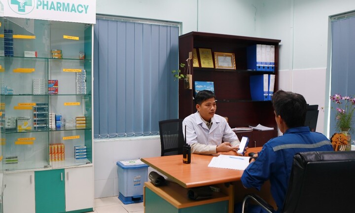 “Mắt xích” thầm lặng đảm bảo sức khoẻ cho NLĐ tại NMLD Dung Quất