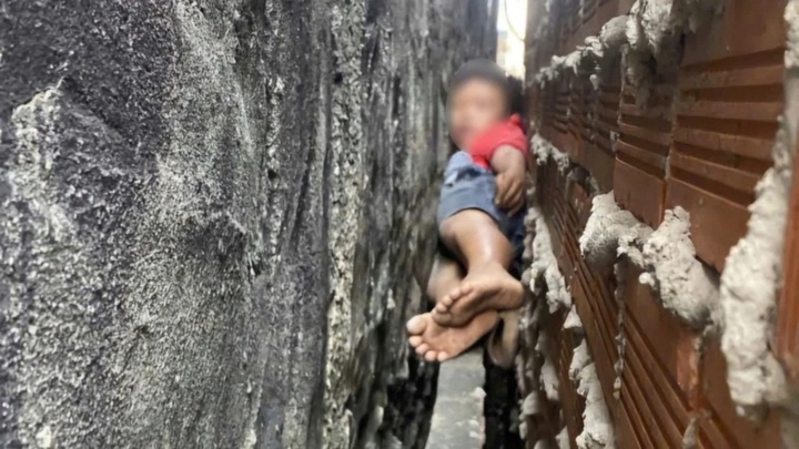 Giải cứu bé trai 9 tuổi leo lên mái nhà bắt mèo, trượt chân kẹt giữa 2 bức tường