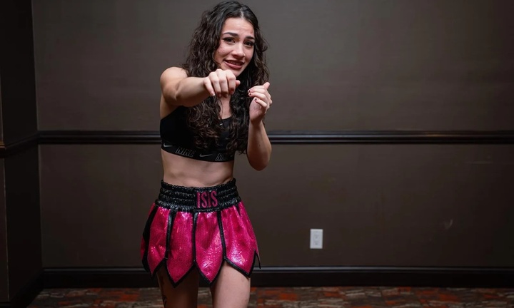 Camera ghi lại khoảnh khắc nữ võ sĩ 19 tuổi hôn mê sau cú ra đòn của đối thủ