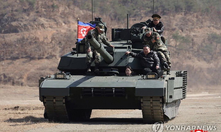 Con gái ông Kim Jong-un 13 tuổi lái xe tăng Chonma-2 tại buổi diễn tập quân sự