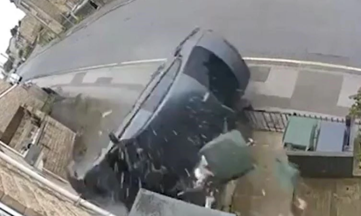 Clip: Kinh hoàng khoảnh khắc BMW phi như 