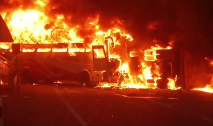 Kinh hoàng khoảnh khắc xe buýt va chạm xe tải rồi bốc cháy ngùn ngụt, 12 người thiệt mạng