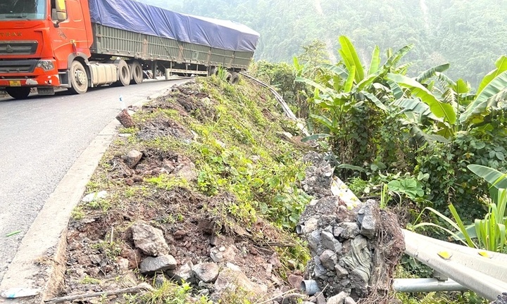 Tin tức tai nạn giao thông mới nhất ngày 28/3: Ô tô bị tàu hỏa đâm biến dạng khi băng qua đường sắt