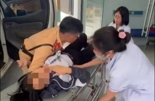 Nữ sinh Quảng Trị ngất xỉu ven đường, được CSGT đưa đi cấp cứu kịp thời