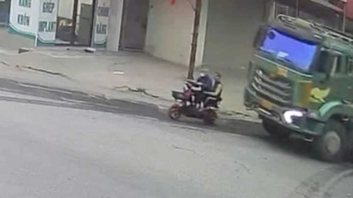 Khởi tố tài xế nghe điện thoại khi lái xe, gây tai nạn làm 2 người tử vong