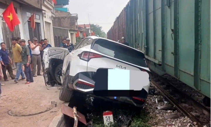 Clip: Ô tô cố băng qua đường sắt bị tàu hỏa tông nát đầu xe
