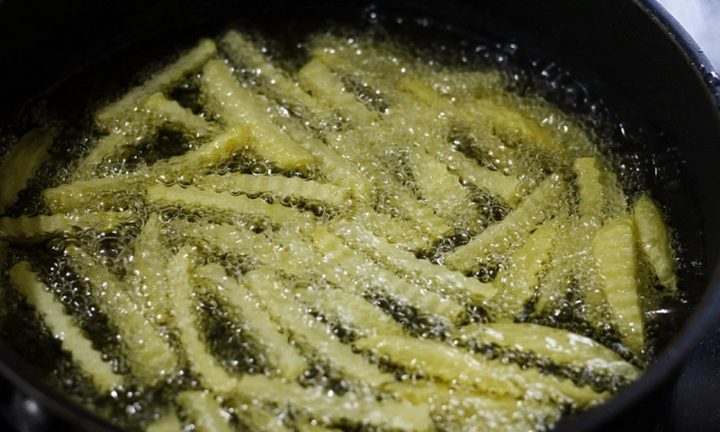 Mẹo giúp khoai tây chiên vàng giòn để lâu không ỉu