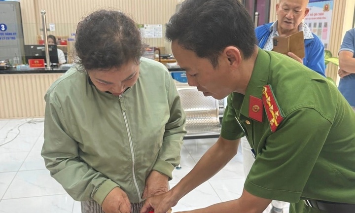 Người phụ nữ để quên vàng, kim cương trị giá hơn 3 tỷ đồng trên taxi, được công an hỗ trợ tìm lại