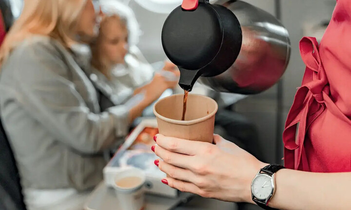 Vì sao không nên gọi trà và cà phê trên máy bay?