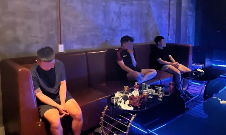 Công an bắt quả tang 5 thanh niên tổ chức sử dụng ma túy trong quán karaoke ở Đà Nẵng