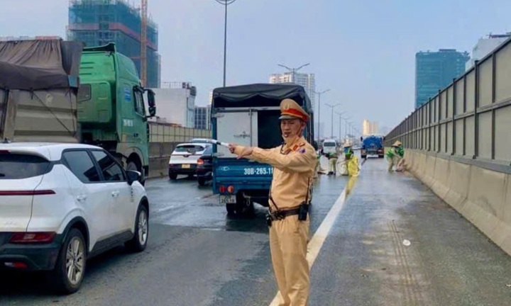 Hà Nội: Xử lý xe đầu kéo làm rơi vãi bùn đất trên đường Vành đai 3 trên cao