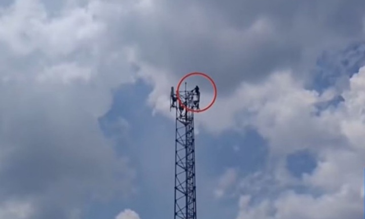 Clip: Tên trộm trèo lên đỉnh cột viễn thông 36m để trốn cảnh sát