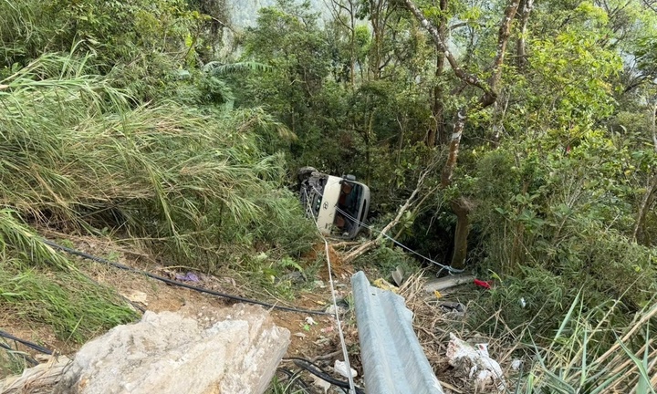 Hiện trường vụ xe ôtô 29 chỗ lao xuống vực sâu ở Tam Đảo