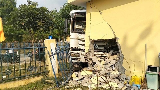 Hiện trường xe đầu kéo tông thủng tường trường mầm non ở Huế