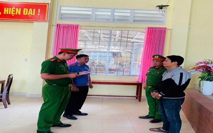 Bắt giám đốc công ty tổ chức sang chiết 212 bao đường cát không rõ nguồn gốc