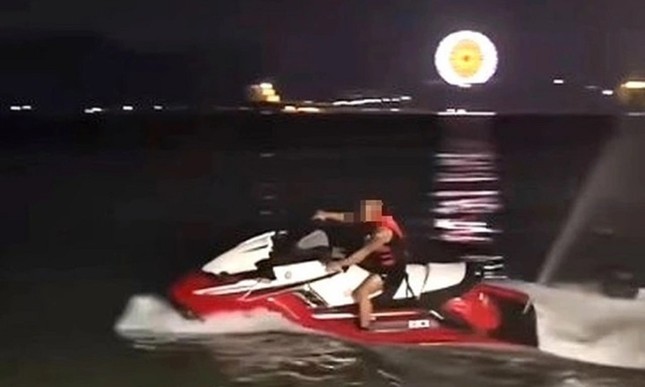 Xử phạt nam TikToker phóng mô tô nước trên bãi tắm công cộng ở Nha Trang