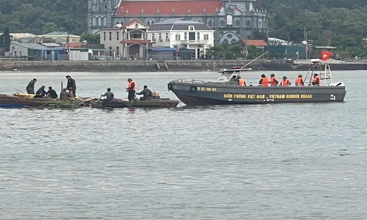 Giông lốc lật úp mảng đánh bắt hải sản, 2 mẹ con tử vong thương tâm
