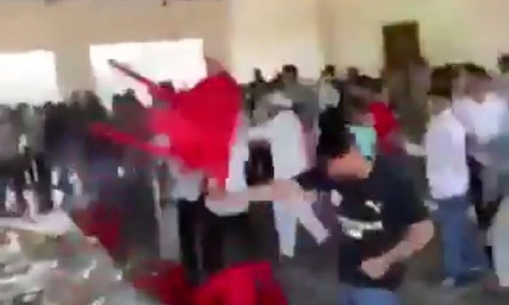 Clip: Khách mời lao vào ẩu đả dữ dội tại đám cưới vì... thiếu đùi gà