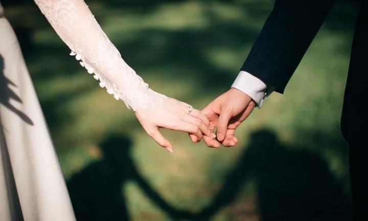 Lấy chồng cùng công ty, bóc phong bì mừng cưới của đồng nghiệp, tôi sững người khi thấy vật bên trong