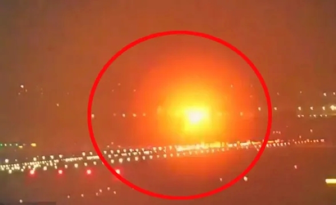 Clip: Động cơ máy bay phát nổ rồi bốc cháy khi vừa cất cánh, phi công phải quay đầu hạ cánh khẩn cấp