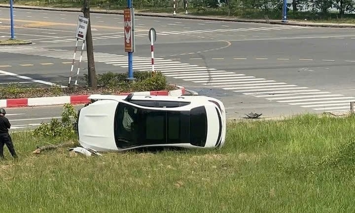 Tin tức tai nạn giao thông mới nhất ngày 1/4: Xe Mercedes tông gãy cây xanh rồi lật nghiêng