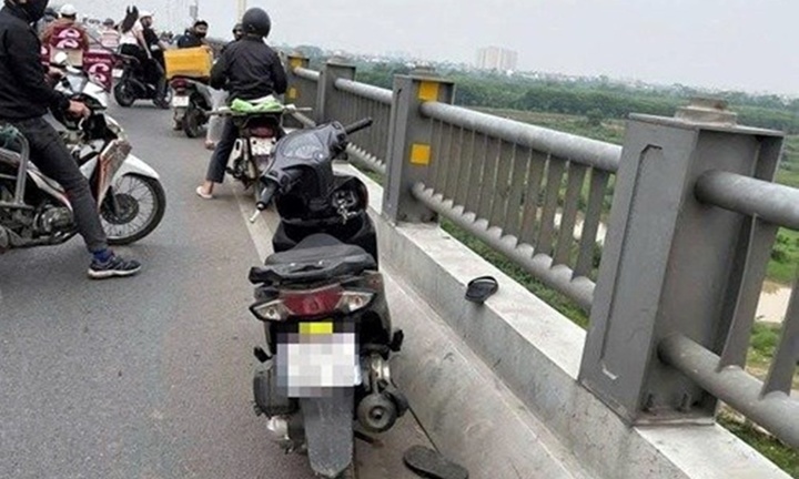 Người đàn ông rơi từ cầu Vĩnh Tuy tử vong, bên trên vẫn còn xe máy