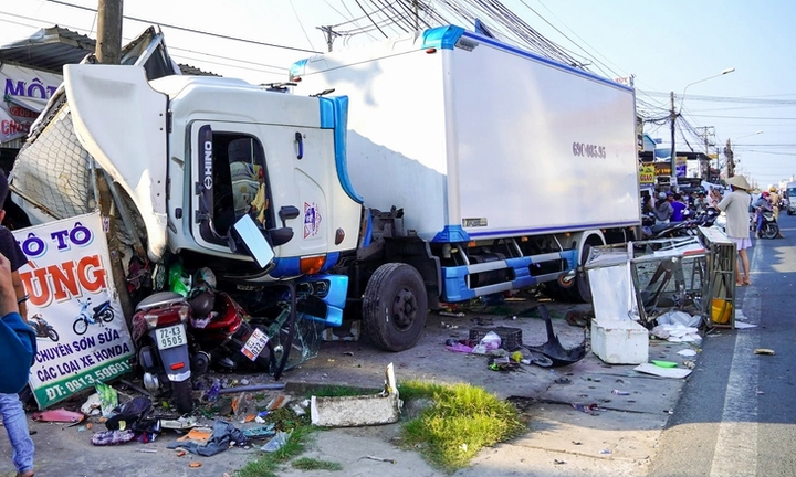 Xe tải mất lái tông liên hoàn nhiều xe máy, tài xế bất tỉnh ở Cà Mau