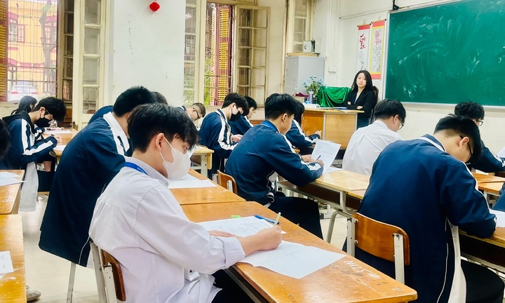 Kết quả khảo sát lớp 12 Hà Nội, chủ yếu 3-5 điểm, môn Toán không có học sinh đạt điểm 10