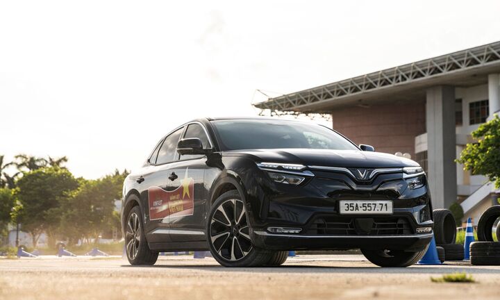 Khách hàng chốt đơn VinFast VF 8 trong “một nốt nhạc” để tận dụng ưu đãi mua xe 0 đồng, sạc pin 0 đồng