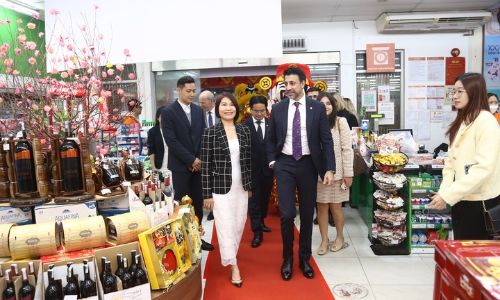 Bộ trưởng Bộ Thương mại Quốc tế Canada thăm siêu thị BRGMart Phạm Ngọc Thạch