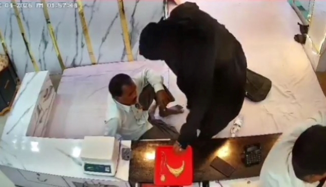 Clip: Người phụ nữ giả vờ mua hàng rồi dùng súng cướp vàng trong cửa hàng trang sức ở Ấn Độ