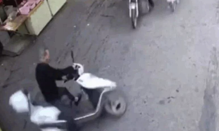 Clip: Cụ ông đi xe máy xoay 180 độ