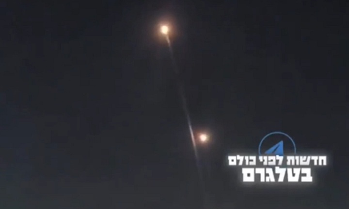 Clip: Tên lửa siêu vượt âm Iran vượt qua cùng lúc 12 quả đạn đánh chặn của Israel, lao thẳng xuống mục tiêu