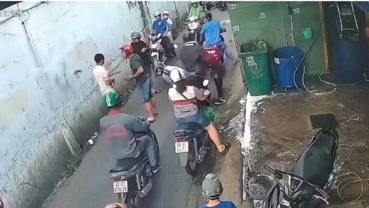 Clip: Can ngăn va chạm giao thông, người đàn ông bị đánh đến bất tỉnh