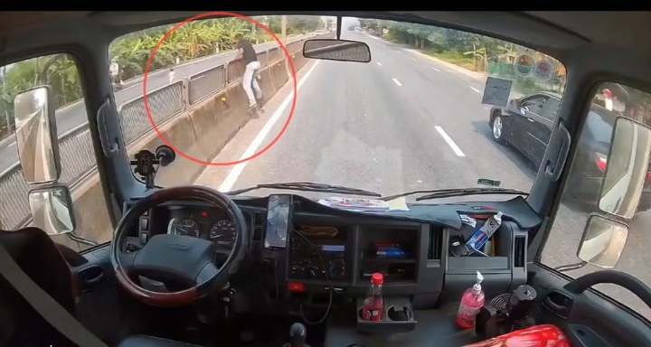 Danh tính tài xế dừng xe giữa quốc lộ 1 để giải cứu cháu bé thoát lưỡi hái 