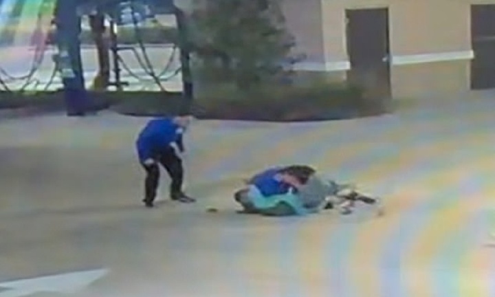 Thiếu niên 18 tuổi dùng võ MMA hạ gục kẻ cầm rìu điên loạn