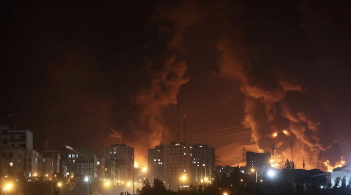 Israel tuyên bố tấn công nhà máy hóa dầu lớn nhất Iran