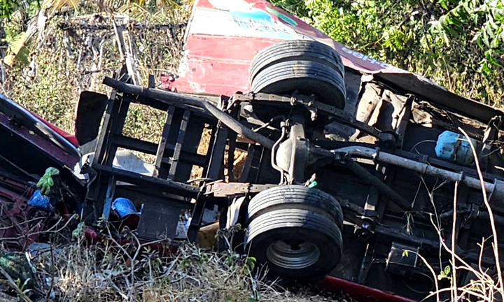 Clip: Xe khách lao xuống vực ở Mũi Né, biến dạng, nhiều người thương vong