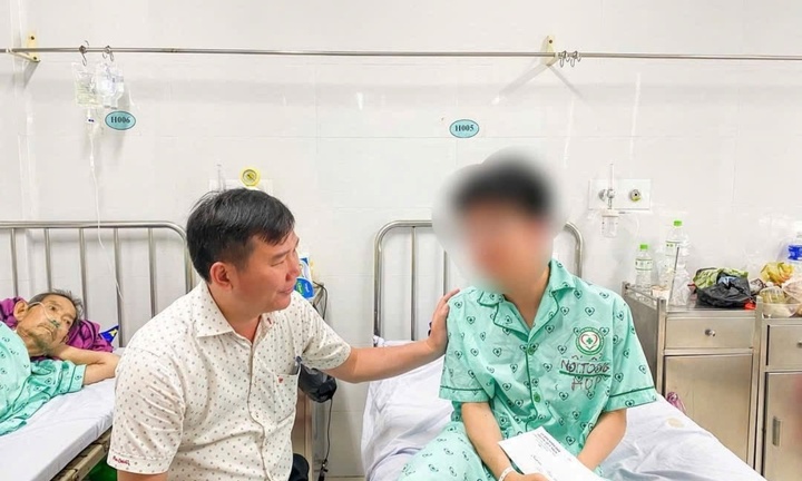 Tìm kiếm học sinh bị sóng cuốn mất tích trên biển Quy Nhơn