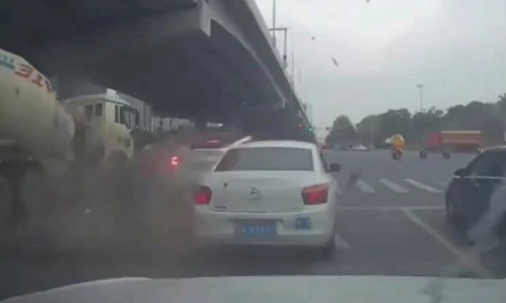 Ô tô vừa đăng ký bất ngờ lao qua ngã tư, gây tai nạn liên hoàn với 11 phương tiện