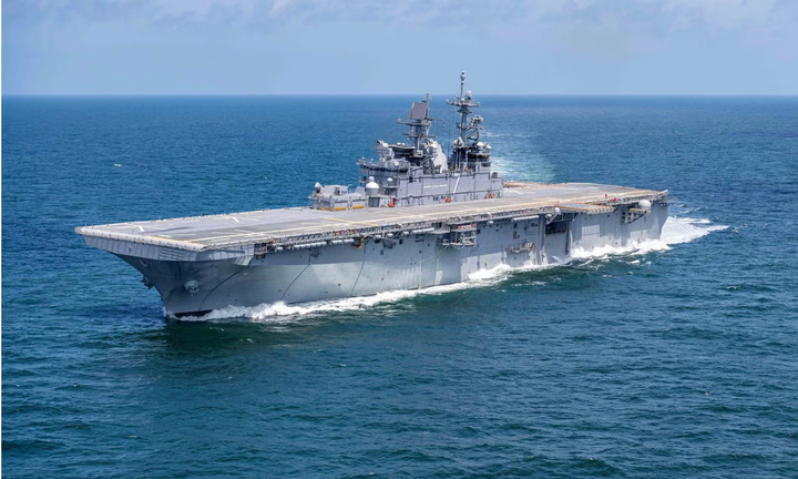 Iran tuyên bố phóng tên lửa dồn dập, buộc chiến hạm USS Tripoli của Mỹ phải rút lui