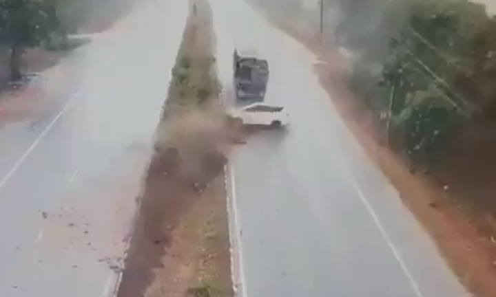 Phi như tên bắn trong mưa lớn, ô tô con bị xe tải tông trực diện, 2 người nguy kịch