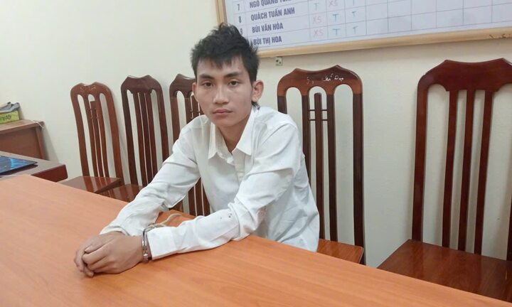 Tin pháp luật nổi bật 24h qua: Nam thanh niên vi phạm nồng độ cồn kịch khung, lái xe máy kẹp 3, tông gãy chân CSGT