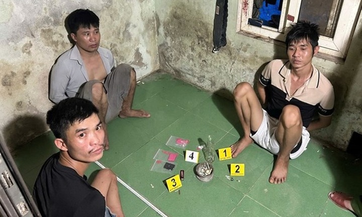Bắt quả tang 3 gã đàn ông làm