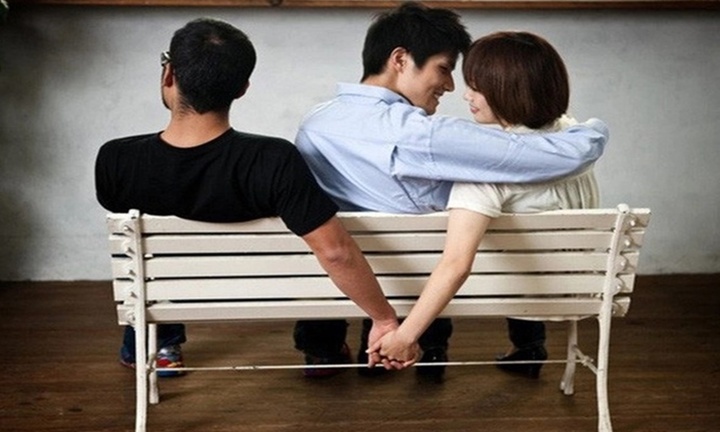 Đang ly thân mà sống chung với người khác, bị xử lý như thế nào?